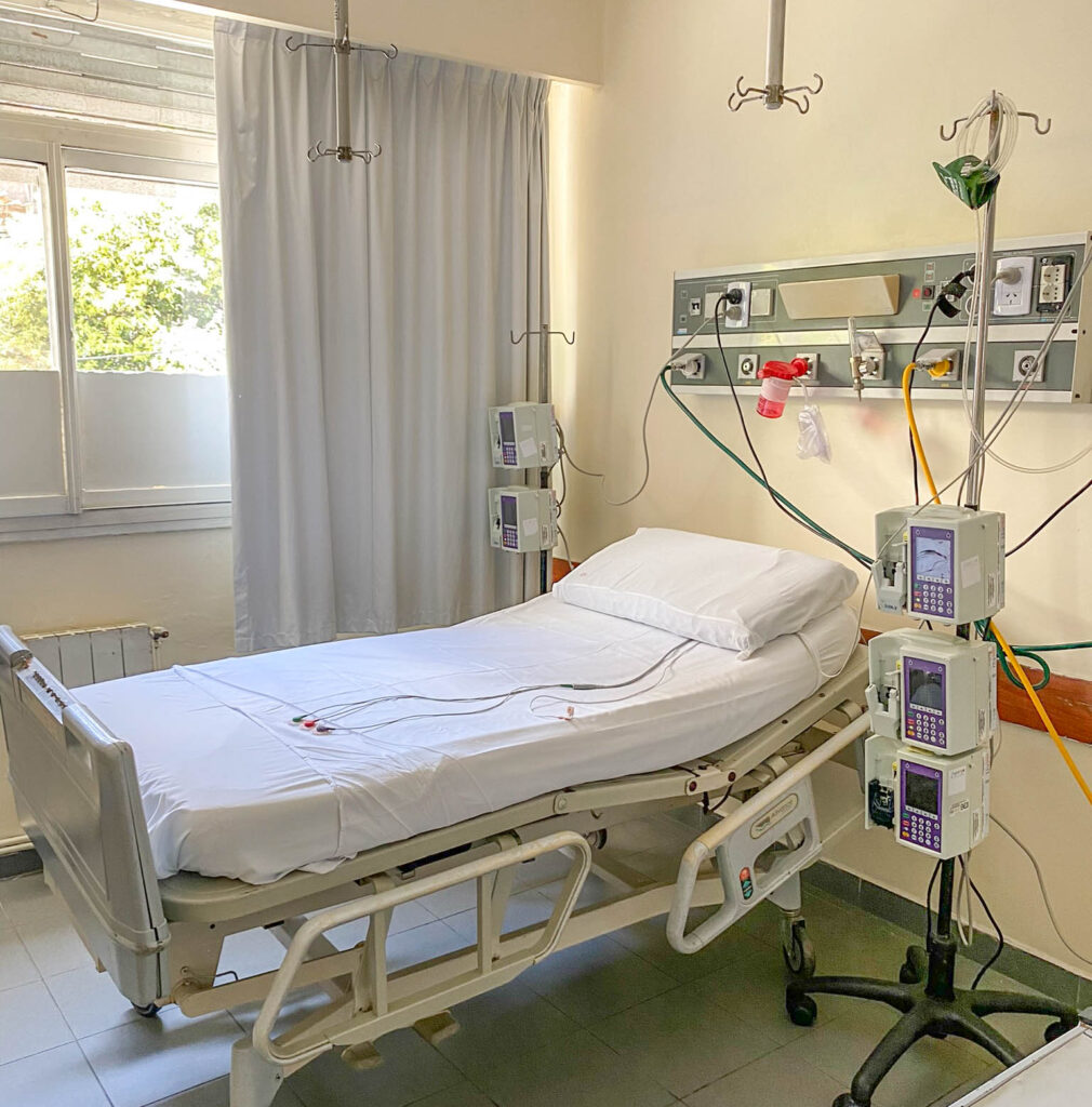 Habitación de internación pediátrica de SEPYN equipada con bombas de infusión